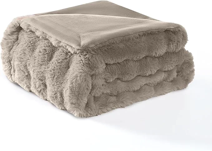Outstanding Modern Threads Water-Resistant Faux Rabbit Fur Pet Blanket User-Friendly