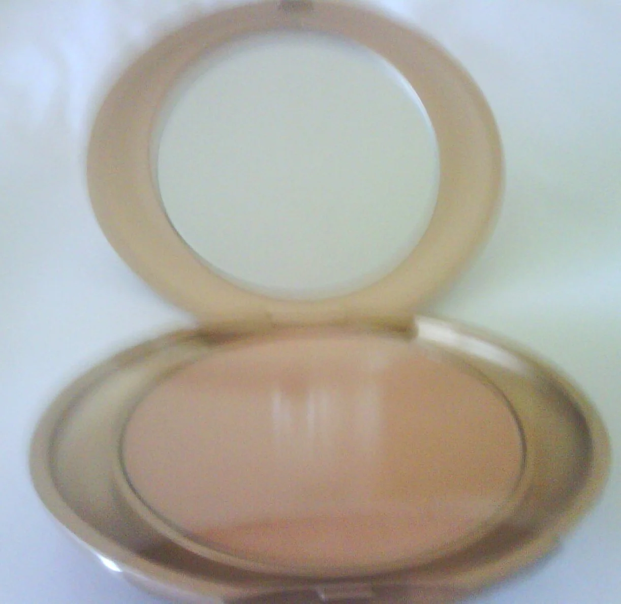 Quality Milani Face Powder 12 True Beige Net wt. .352 oz 10g Prestigious