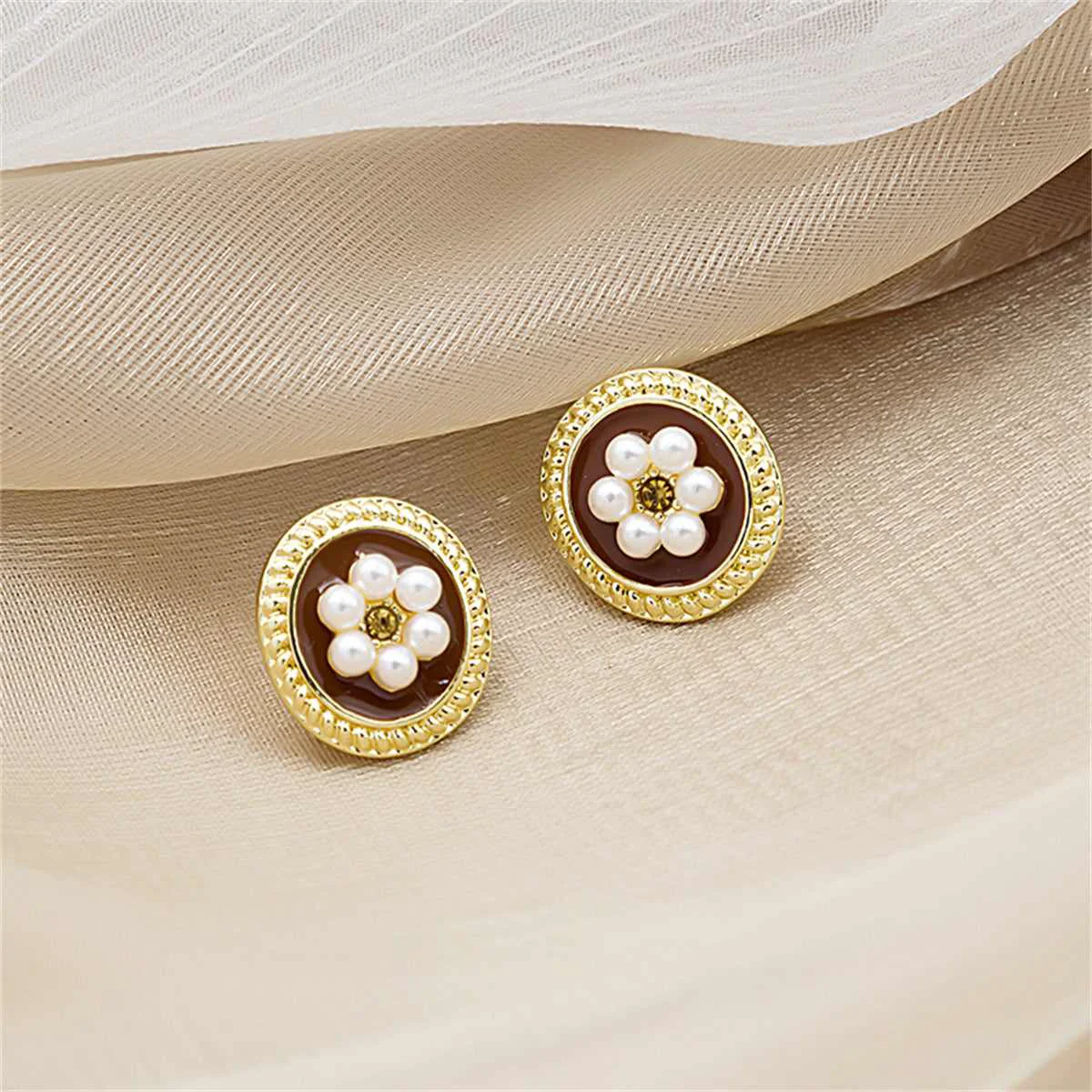 Dependable Pearl Enamel Goldtone Flower Round Stud Earring Quality
