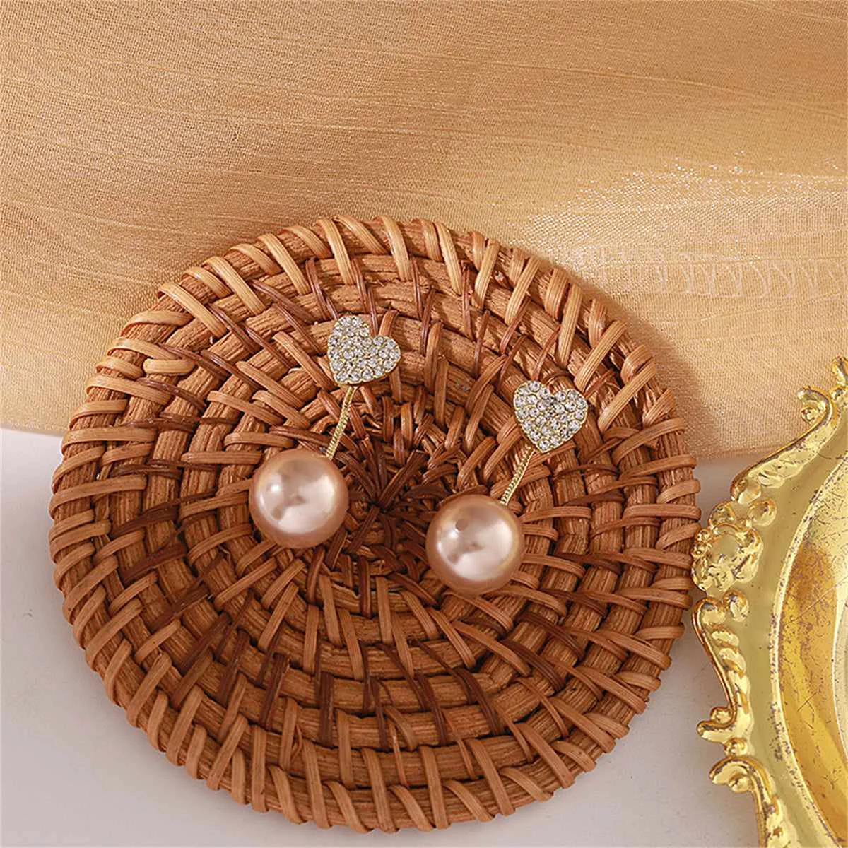 Top-Quality Champagne Pearl Cubic Zirconia Heart Ear Jackets Lightweight