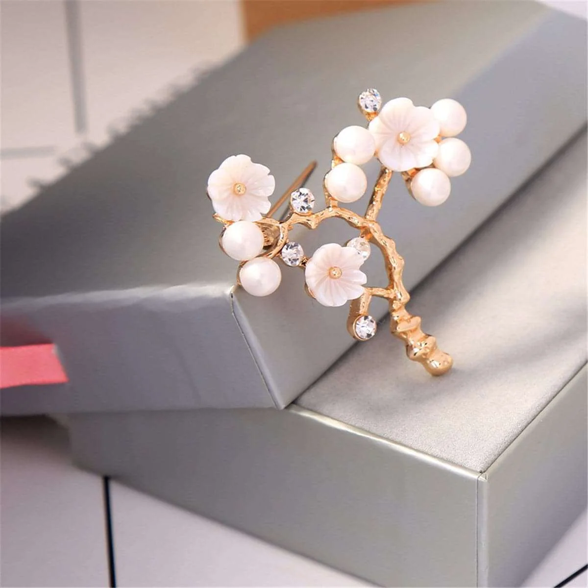 Sophisticated Pearl Cubic Zirconia Shell Goldtone Flower Brooch User-Friendly